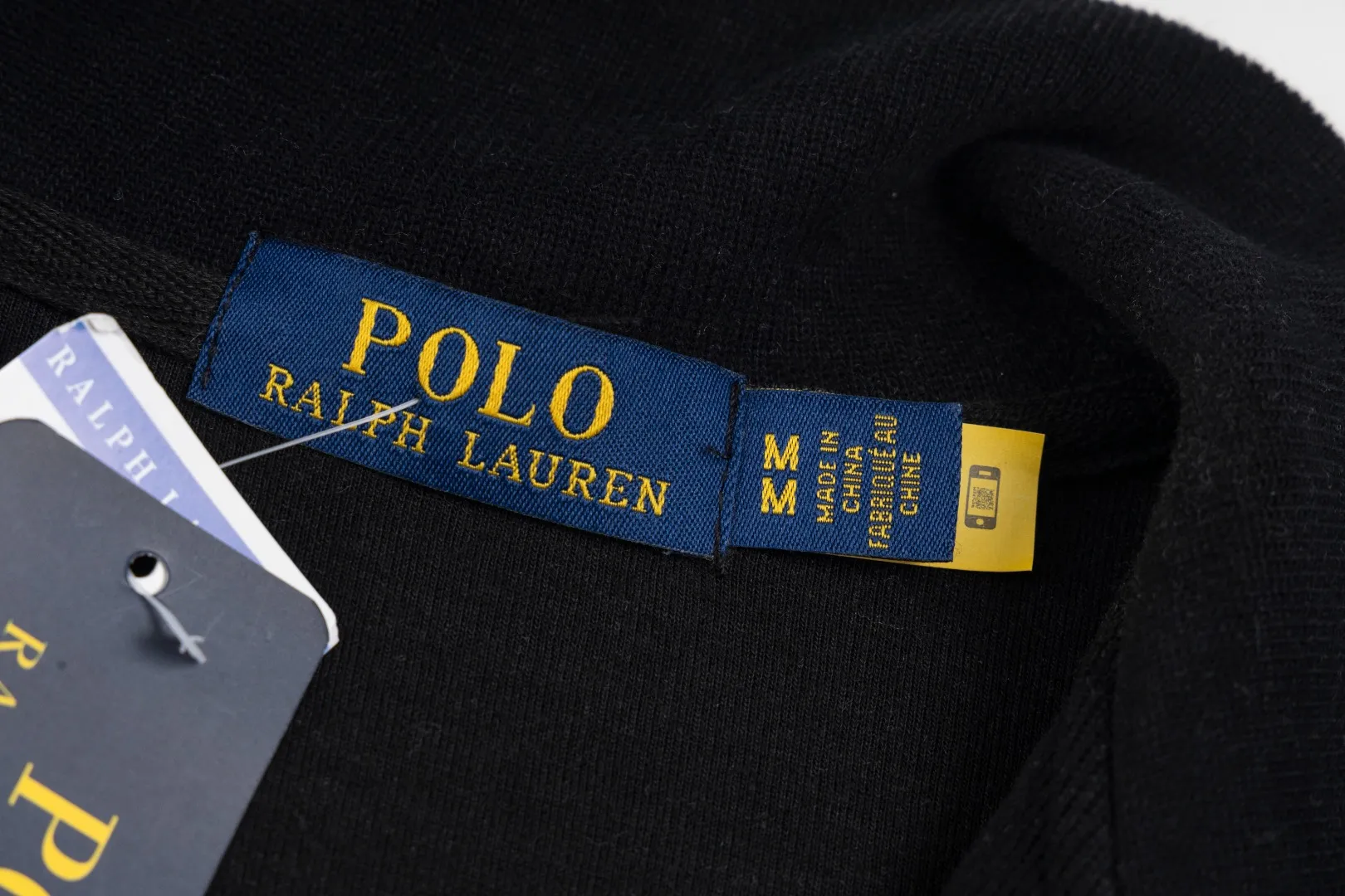 P230 #R97 Ralph lauren twelve-color embroidered pony logo half-zip high-neck long-sleeved knitted sweatshirt. The same style for men and women. The new half-zip sweatshirt for couples to wear in autumn is here! This kind of sweatshirt is really popular this year, even more popular than the hooded sweatshirt. Open the zipper and it can be used as a large lapel, which makes it more fashionable. The color of the classic design of the little war horse on the chest is matched with the embroidery. The simple zipper design echoes the brand logo, so you don’t need to match too much. The sweater version is loose enough! The fabric is custom-woven and dyed 100 cotton. 320g high gram weight 100% cotton knitted cotton with a certain thickness. The fabric is soft and comfortable, and the three-dimensional fabric is full of texture. The stitching is three needles and five threads, which is beautiful and strong. The pattern is also good. Although it is loose, it does not look bulky! - It is not a popular color scheme on the street. The color is pure and highly recommended. The upper body has a particularly high rate of turning heads. Loose style. Big drop shoulder OS style. Same style for men and women. Couple wear. Versatile and practical! Color: Gray, navy, khaki, green label, oatmeal brown label, apricot, black, army green, burgundy, pink, dark gray, light blue, white. Size: S M L XL Length: 70/72/74/76 Bust: 53.5/55.5/57.5/58.5 Shoulder width: 44/45/46/47 Sleeve length: 61/62/63/64